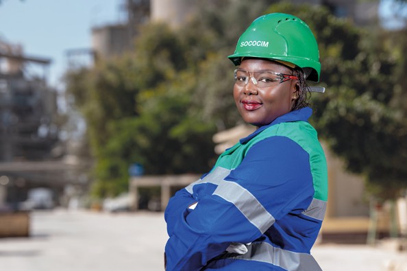 Femme usine Sococim Industries