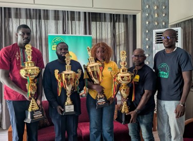 Volley-ball: l'équipe dédie ses trophées à SOCOCIM